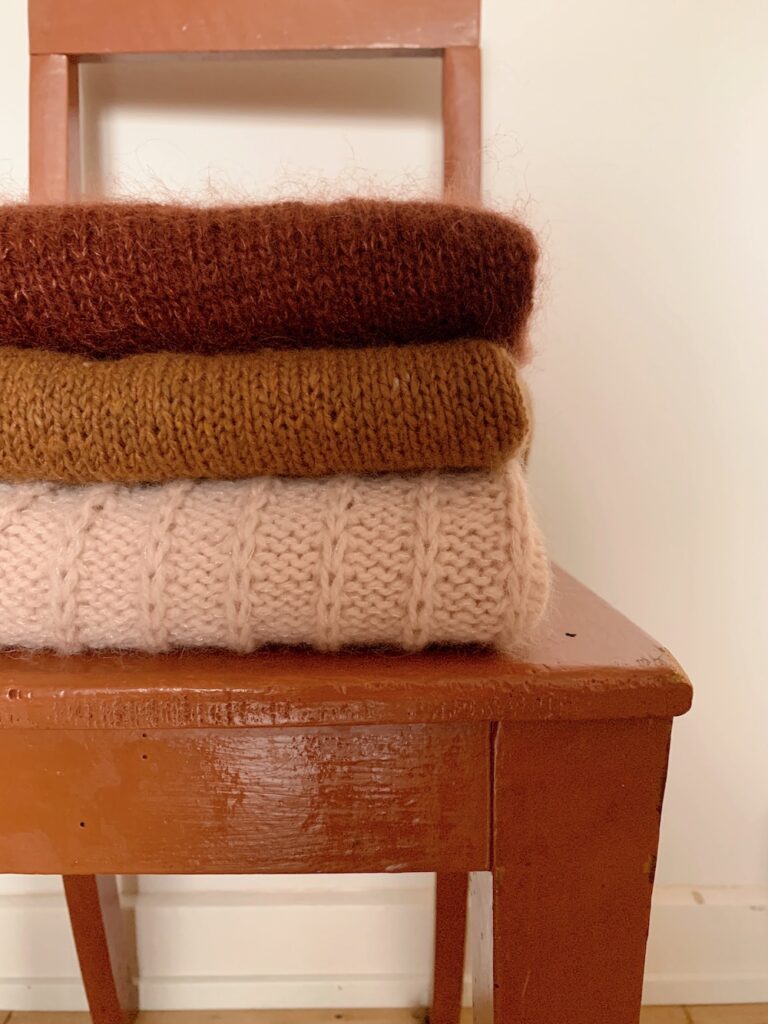 strikkede veste i en sweater stack
