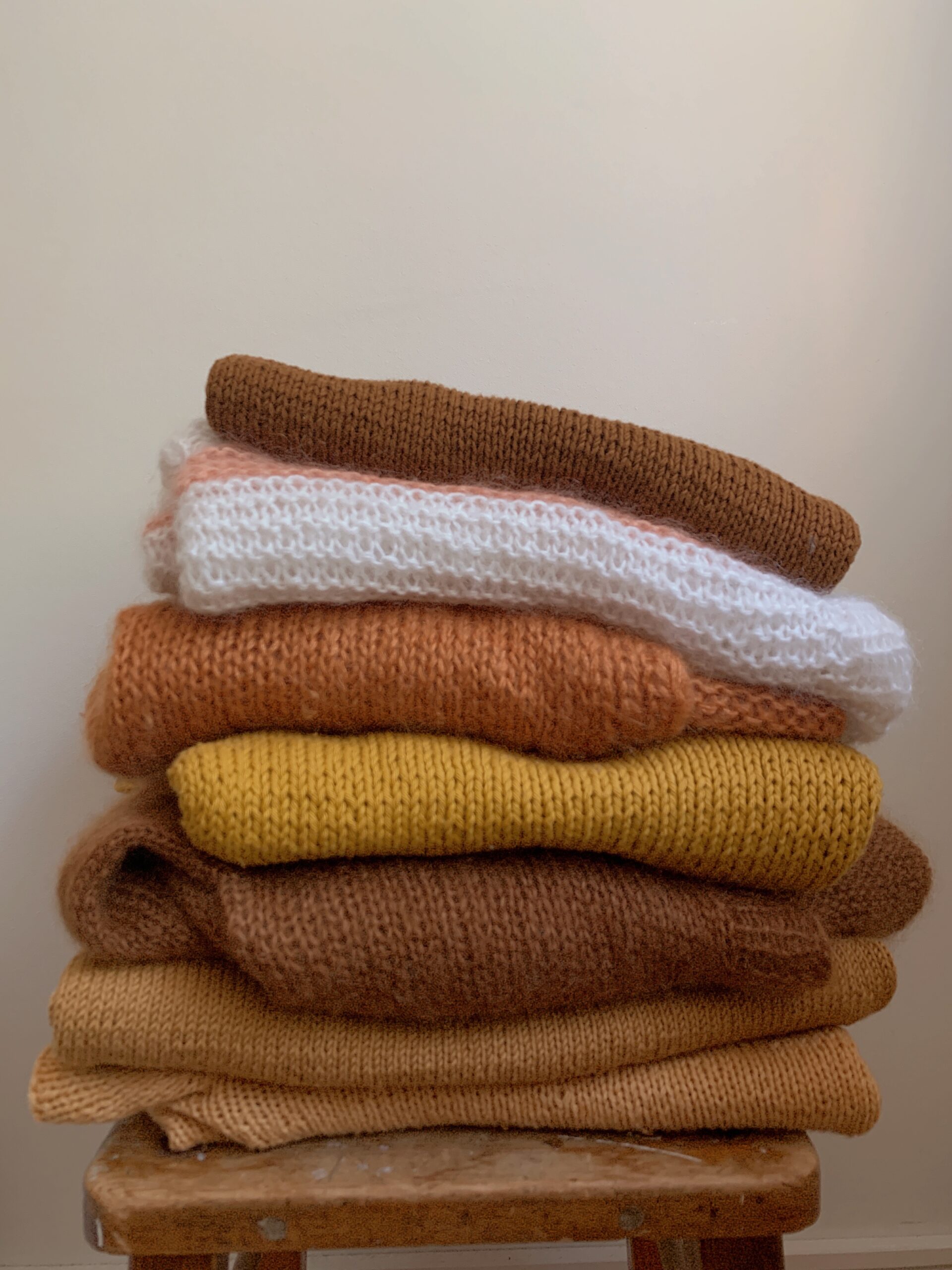 sommerfestkal sweater stack