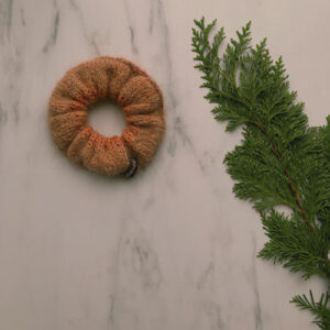 En strikket scrunchie