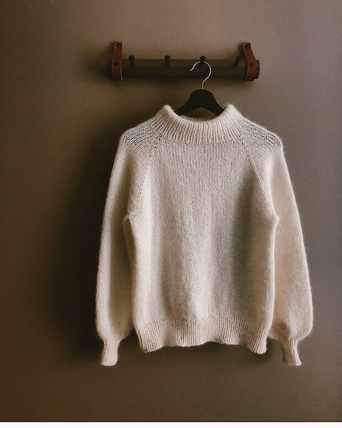 Plummums ultimate go to sweater på en bøjle