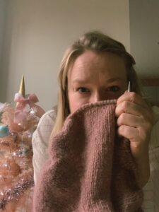 Mette Lundstad med sit strikketøj over hovedet