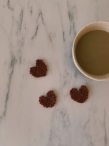 strikkede hjerter med en kop kaffe gratis opskrift