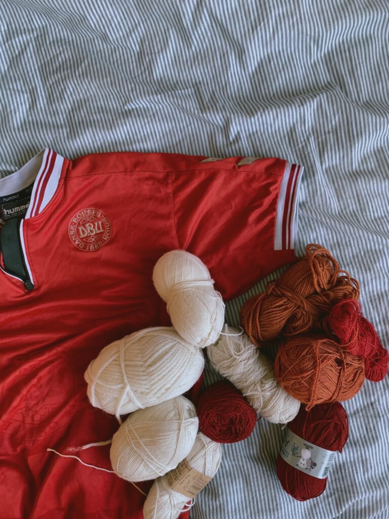 Restegarn i hvid og rød med en fodboldtrøje