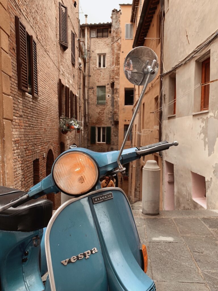 En Vespa i en gade i Toscana