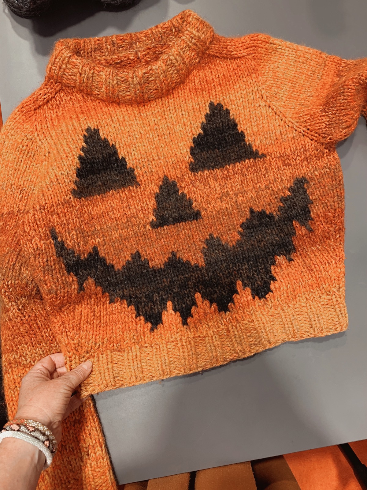 Et billede af den færdige halloween sweater