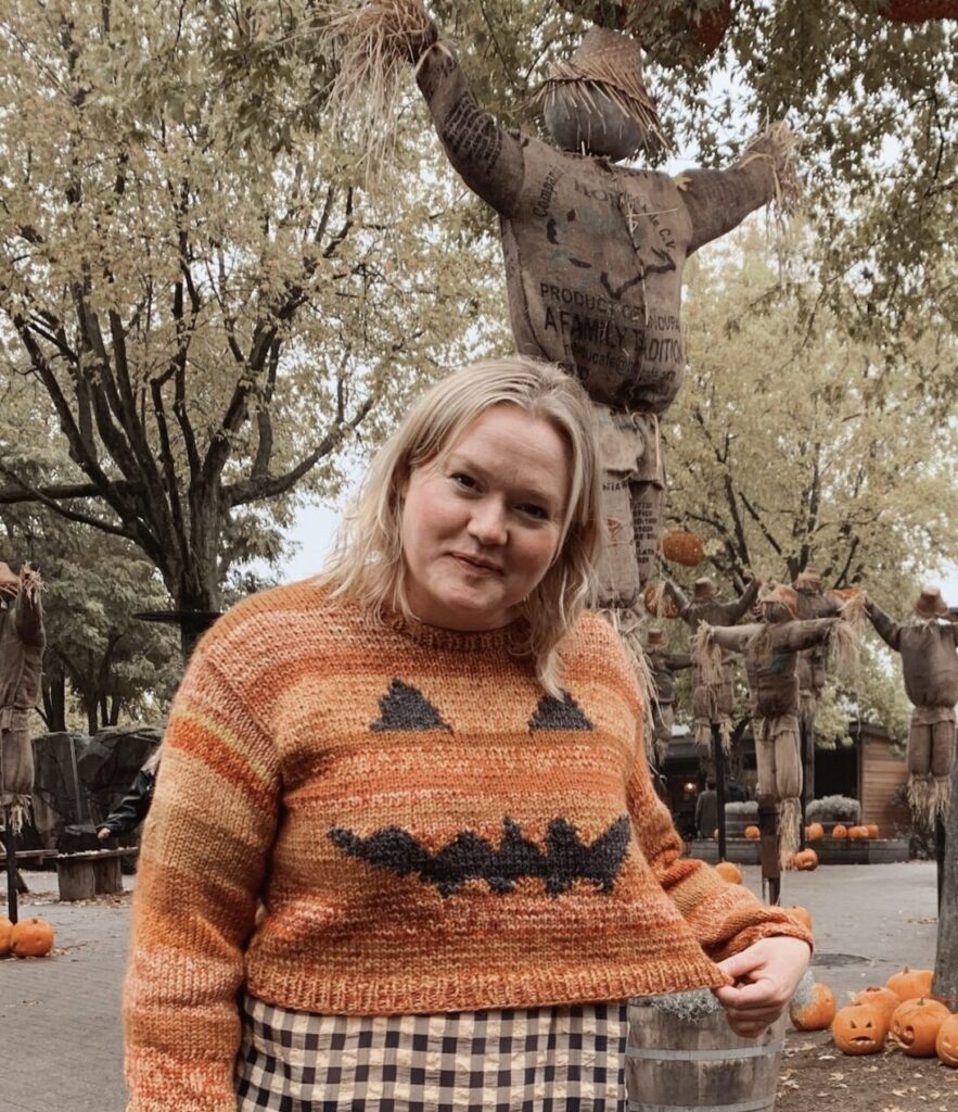 Mette Lundstad iført sin halloweensweater