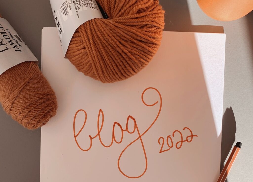 garn og papir med teksten blog 2022