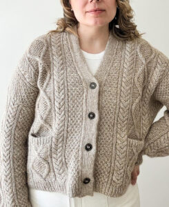 book club cardigan af Sari Nordlund